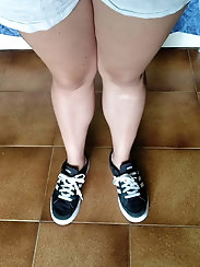 Plumper mommy soles and legs displaying